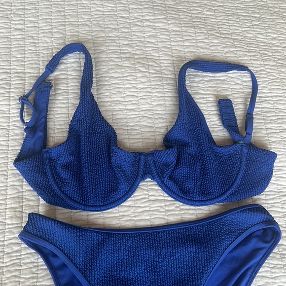 Abercrombie Wide Strap High Apex
Underwire Bikini Top and Mid rise bottoms Blue - Picture 2 of 6